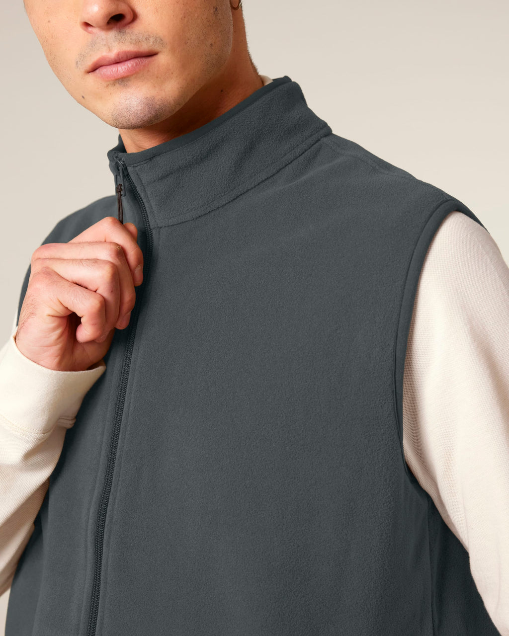 Close-up of the collar and zip on the men's recycled fleece bodywarmer in Anthracite